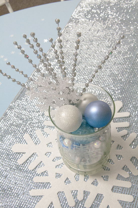 DIY Winter centerpiece- change out the blue for red and green and it is perfect for Christmas